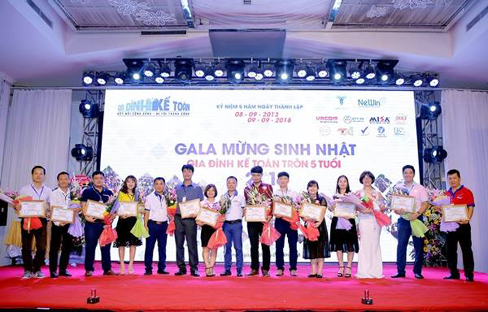 Đại diện EFY Việt Nam và các nhà đồng tài trợ buổi GALA