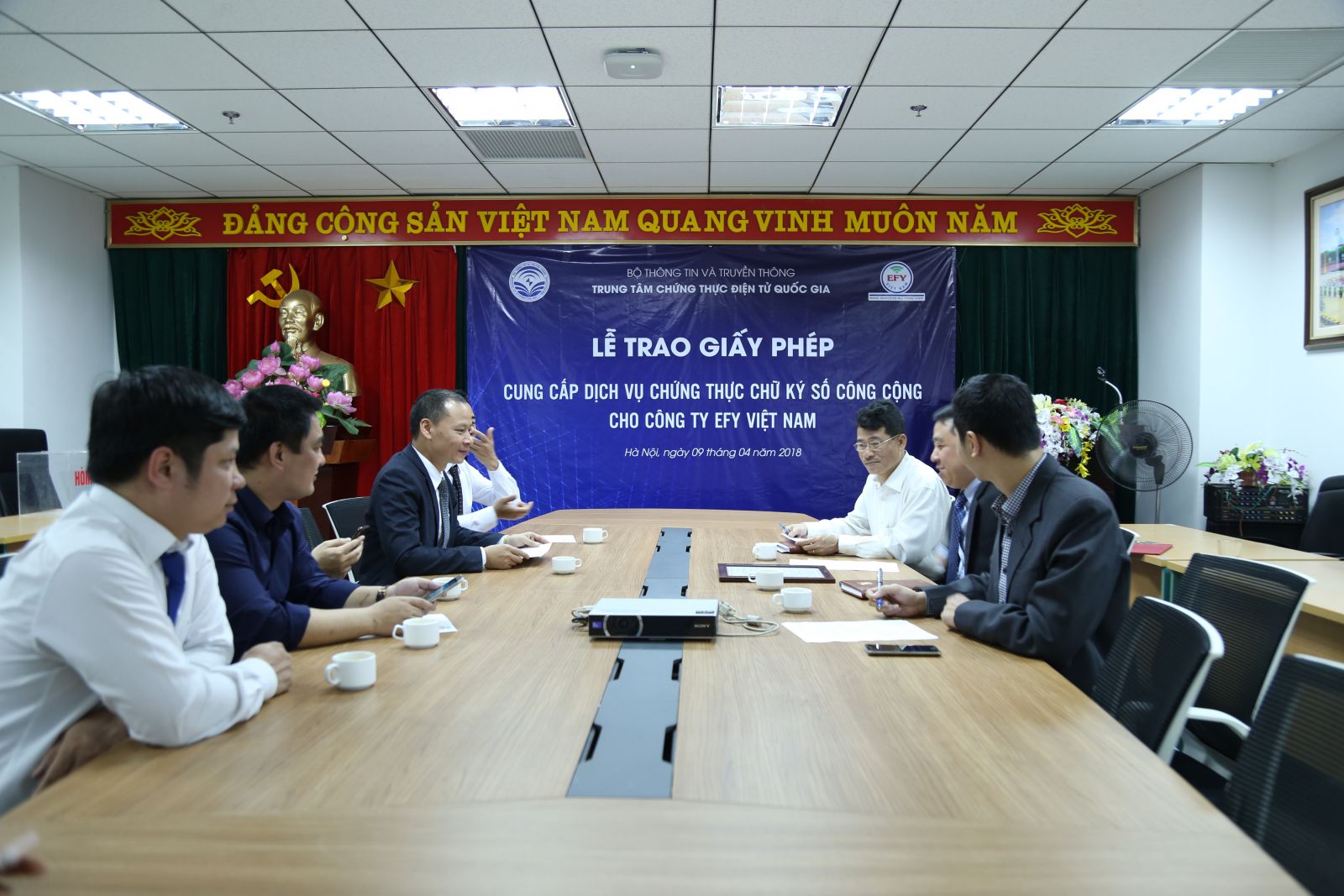 Lễ trao giấy phép cung cấp dịch vụ chứng thực chữ ký số công cộng cho EFY Việt Nam
