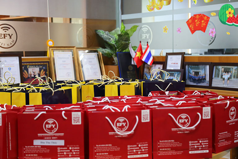 Các phần quà Tết đã được trao tận tay từng CBNV EFY Việt Nam