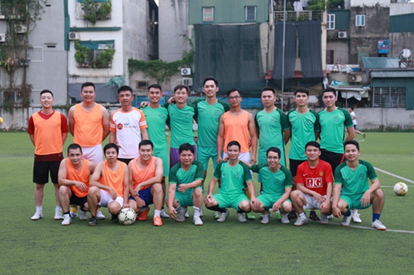 FC EFY Việt Nam và FC BHXH Việt Nam chụp ảnh lưu niệm