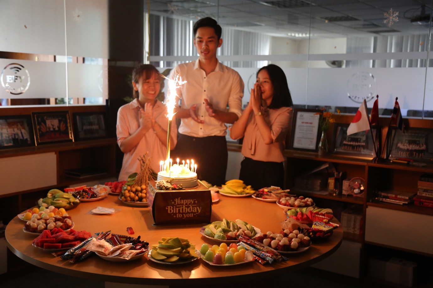 Nhân viên EFY Việt Nam trong tiệc sinh nhật 