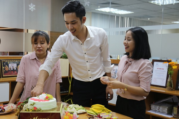Nhân viên EFY Việt Nam cắt bánh sinh nhật