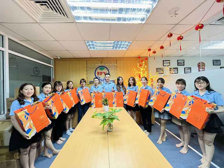 Những món quà Tết đã được trao tận tay các thành viên VPMN EFY Việt Nam