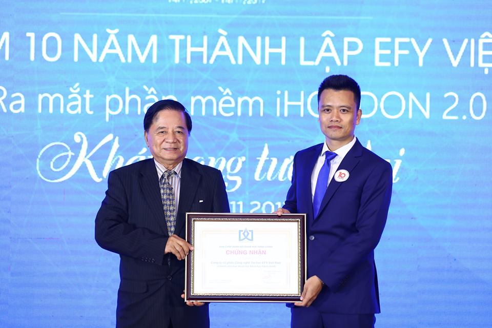 TS Nguyễn Ngọc Hiến - Nguyên Thứ trưởng Bộ Nội vụ, Chủ tịch Hội Khoa học Hành chính trao chứng nhận EFY là thành viên của Hội cho đại diện EFY Việt Nam